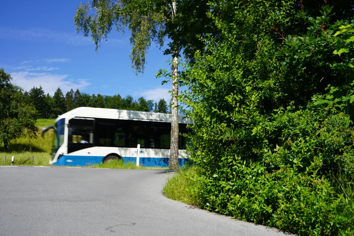 Ein Bus fährt auf einer Landstrasse.